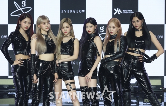 21일 오후 온라인 생중계로 진행된 걸그룹 '에버글로우' 컴백 쇼케이스에서 멤버들이 포즈를 취하고 있다. /사진제공=위에화엔터테인먼트