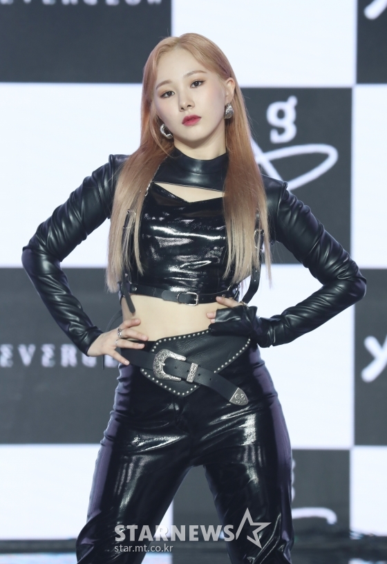 걸그룹 '에버글로우' 미아가 21일 오후 온라인 생중계로 진행된 컴백 쇼케이스에서 포즈를 취하고 있다. /사진제공=위에화엔터테인먼트