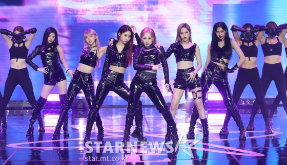 걸그룹 '에버글로우'가 21일 오후 온라인 생중계로 진행된 컴백 쇼케이스에서 신곡을 선보이고 있다. /사진제공=위에화엔터테인먼트