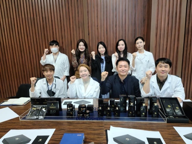 조진형 대표(오른쪽 2번째), 박재숙 CTO(왼쪽 2번째)와 연구실 직원들. /사진=카론 바이오
