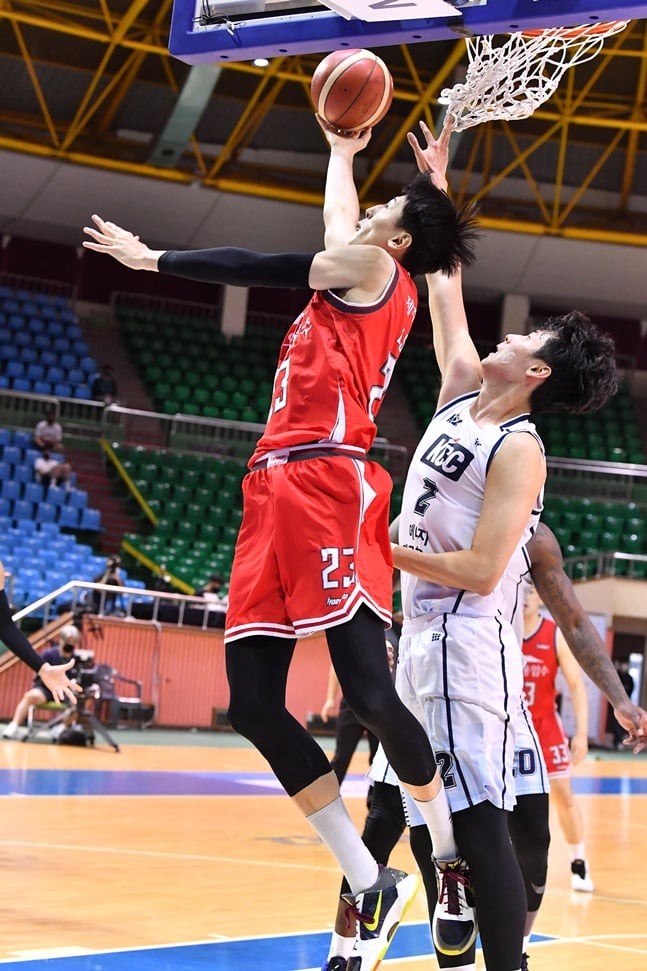 17점을 올리며 오리온의 승리를 이끈 최진수(왼쪽). /사진=KBL 제공