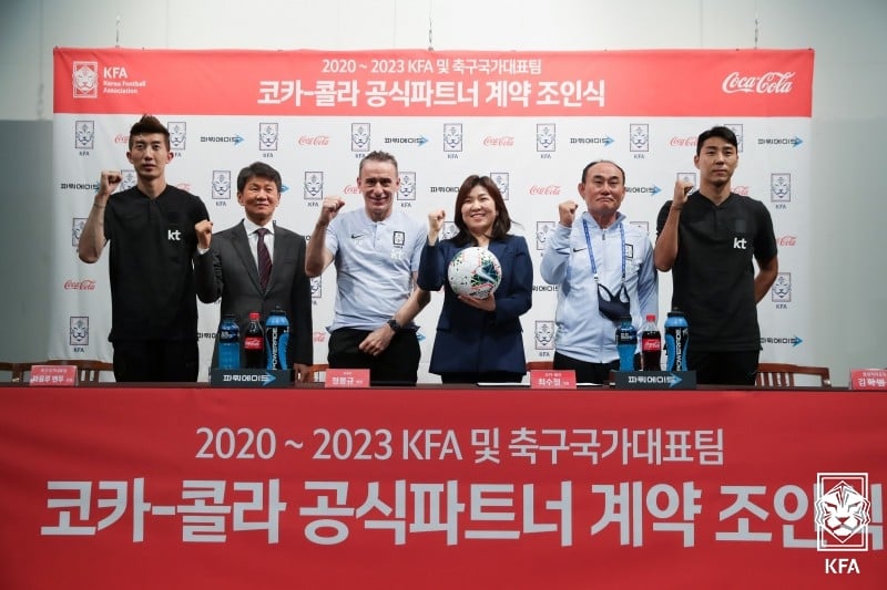 조현우(왼쪽부터), 정몽규 회장, 파울로 벤투 A대표팀 감독, 최수정 한국 코카콜라 대표, 김학범 올림픽대표팀 감독, 이정혐. /사진=대한축구협회 제공
