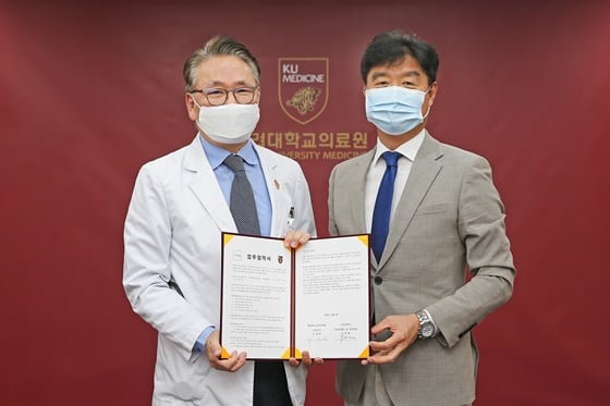 김영훈 고려대 의무부총장(왼쪽)과 이성환 세마스포츠마케팅 대표. /사진=세마스포츠마케팅 제공
