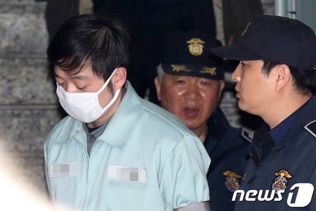쇼트트랙 심석희 선수 등을 폭행한 혐의로 고소된 조재범 전 국가대표 코치가 지난 1월 23일 경기도 수원시 영통구 수원지방법원에서 항소심 재판을 마치고 호송차에 탑승하기 위해 이동하고 있다./사진=뉴스