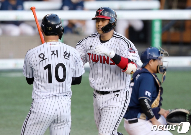 선제 결승 3점포를 터뜨린 LG 유강남(가운데). /사진=뉴스1