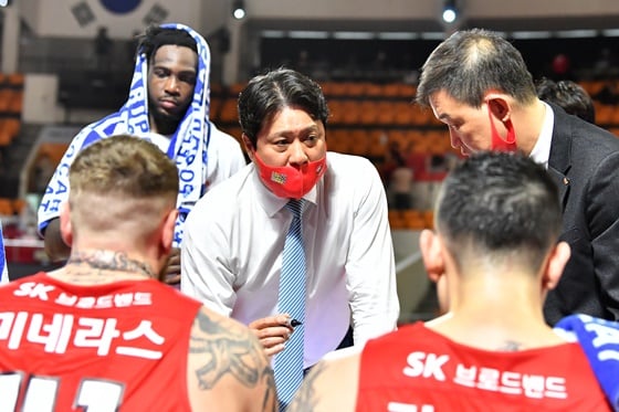 문경흔 감독(흰색 셔츠). /사진=KBL 제공