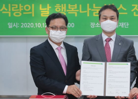 12 일 초록우산 어린이재단에서 열린 세계 식량의 날 행복나눔박스 전달식에서 관계자들이 기념촬영을 하고 있다. 사진 왼쪽부터 김보규 농심 상무, 김유성 초록우산 어린이재단 서울남부지역본부장/사진제공=농심