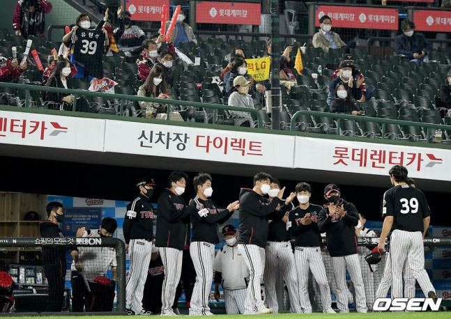 LG 류원석이 3회 더그아웃으로 돌아오자 동료들이 격려의 박수를 보내고 있다.