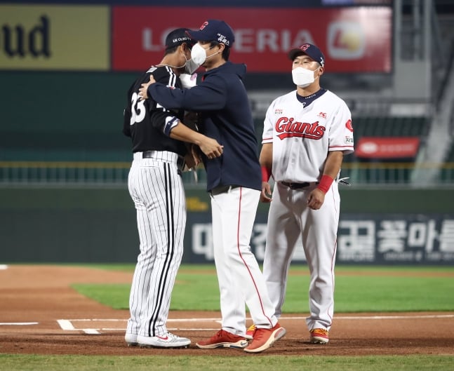 LG 박용택(왼쪽)을 안아주고 있는 허문회(가운데) 롯데 자이언츠 감독. /사진=롯데 자이언츠 제공