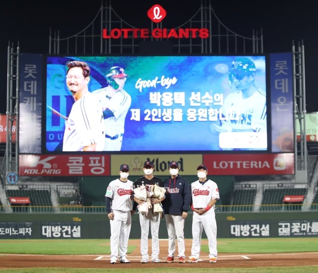 (왼쪽부터) 롯데 민병헌-LG 박용택-허문회 롯데 감독-롯데 이병규. /사진=롯데 자이언츠 제공