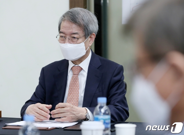 연임 의사가 없다고 밝힌 정운찬 KBO 총재. 12월말로 임기가 만료되면 물러나게 된다. /사진=뉴스1