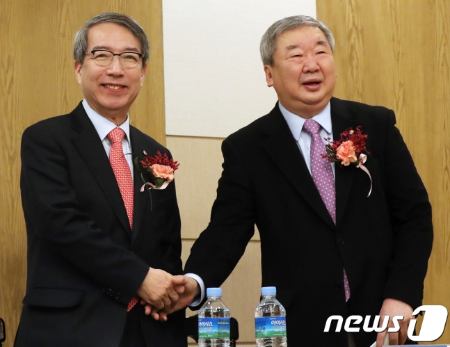 2018년 1월 3일 취임식 당시 정운찬 KBO 총재(왼쪽)가 구본능 전 총재와 악수하는 모습. /사진=뉴스1