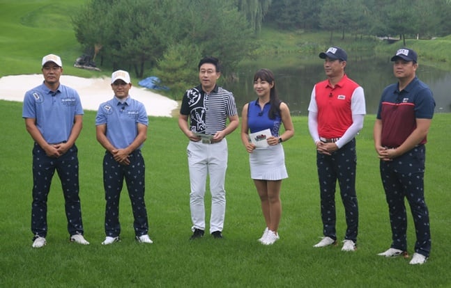 뭉쳐야친다팀의 이형택, 여홍철(왼쪽 1, 2번째)과 2002레전드팀의 유상철, 이운재(5. 6번째). /사진=H ENT