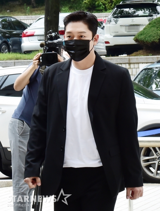 성폭력 범죄의 처벌 등에 관한 특례법 위반(카메라 등 이용촬영) 상해 폭행 협박 등 혐의로 기소된 고(故) 구하라 전 남자친구 최종범 씨가 서울 서초구 서울중앙지방법원에서 열린 항소심 선고 공판에 출석하고 있다. / 사진=김창현 기자