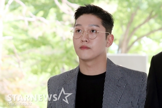 걸그룹 카라 출신 구하라의 전 남자친구 최종범이 상해 혐의 공판 열린 서울중앙지방법원에 출석하고 있다. 최종범과 구하라는 지난 2018년 9월 폭행 시비에 휘말린 이후 법적 다툼을 벌였다. 이들은 결별 과정에서 말다툼 및 몸싸움을 벌였고 리벤지 포르노라는 이슈와 함께 진실 공방을 벌였다. / 사진=김휘선 기자