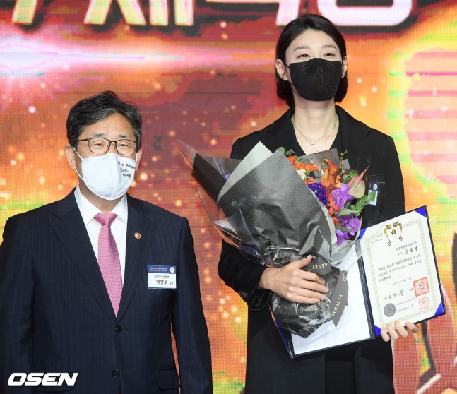 박양우(왼쪽) 문화체육관광부 장관과 김연경. /사진=OSEN