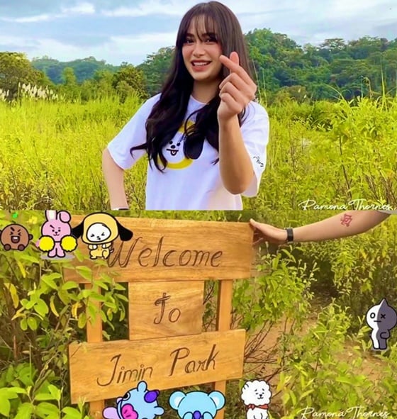 아르시 무뇨스(Arci Munoz)와 '지민공원'(Jimin Park) 팻말