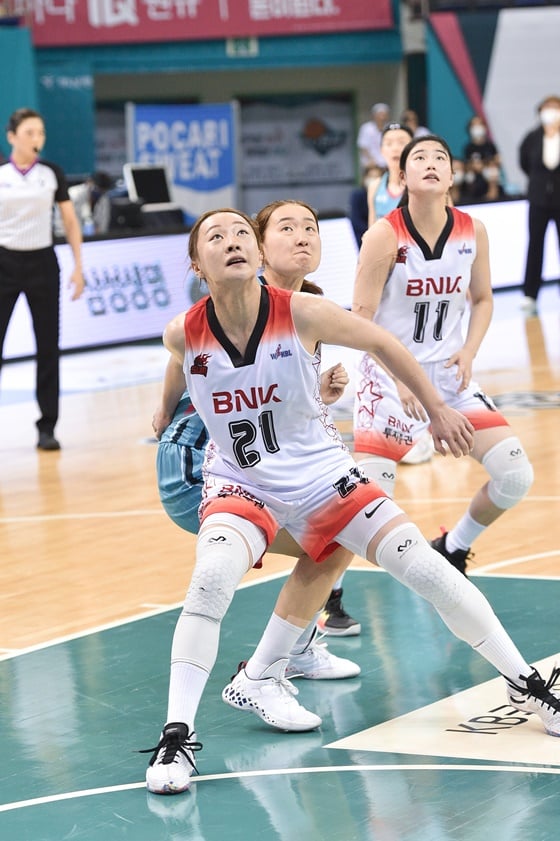 리바운드 싸움하는 김진영(등번호 21번). /사진=WKBL 제공
