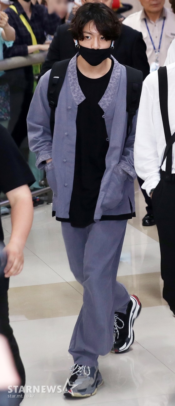 방탄소년단 정국(BTS JUNGKOOK)이 지난해 월드투어 콘서트 ’LOVE YOURSELF: SPEAK YOURSELF’를 마치고 김포국제공항을 통해 입국하는 모습. 생활 한복으로 화제를 모았다. /사진=스타뉴스