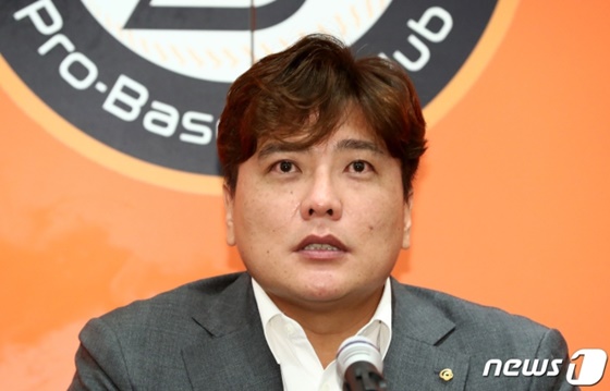 은퇴 기자회견에 임하는 김태균. /사진=뉴스1