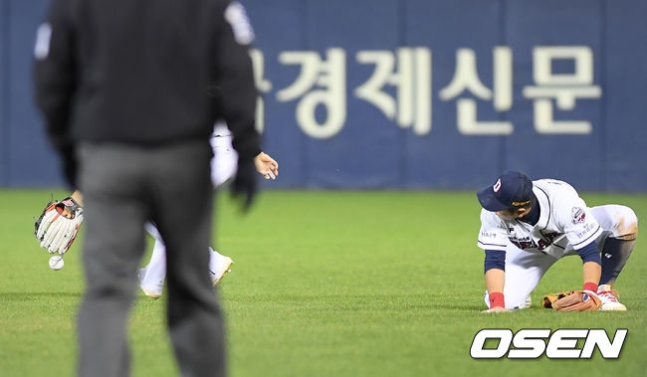 22일 잠실 KT전 6회초 우익수 조수행의 실책 장면. 2루수 최주환(오른쪽)이 조수행을 바라보고 있다.