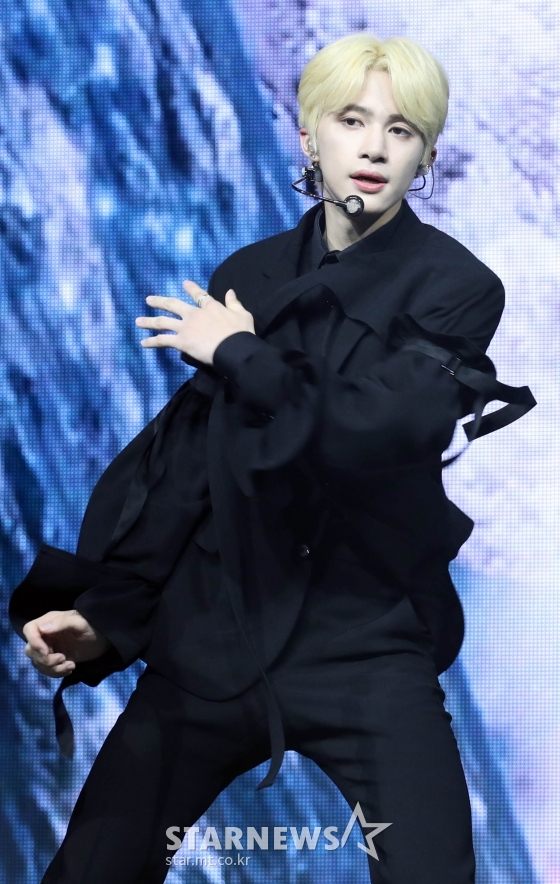 그룹 드리핀 알렉스가 28일 오후 서울 용산구 한남동 블루스퀘어에서 열린 미니 1집 '보이저(Boyager)'를 발매기념 쇼케이스를 열고 멋진 무대를 선보이고 있다. / 사진=임성균 기자 tjdrbs23@