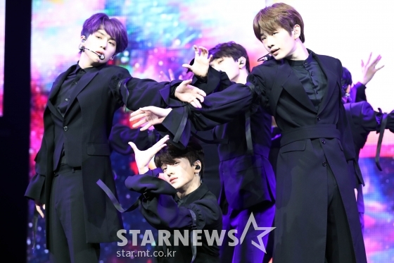 그룹 드리핀 황윤성, 이협, 주창욱, 김동윤, 김민서, 차준호, 알렉스가 28일 오후 서울 용산구 한남동 블루스퀘어에서 열린 미니 1집 '보이저(Boyager)'를 발매기념 쇼케이스를 열고 멋진 무대를 선보이고 있다. / 사진=임성균 기자 tjdrbs23@