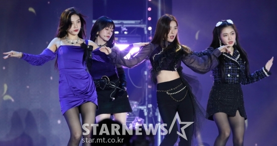 그룹 레드벨벳이 18일 오후 서울 강남구 코엑스 K-POP 광장 일대에서 열린 '온택트 2020 강남페스티벌'의 시작을 알리는 '영동대로 K-POP 콘서트'에서 무대를 선보이고 있다./사진=임성균 기자