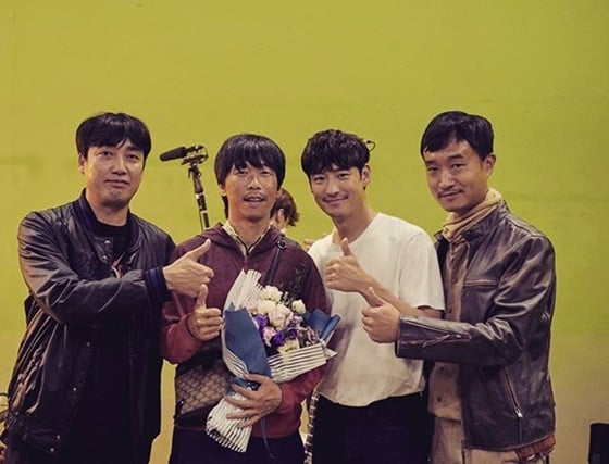 영화 '도굴'을 연출한 박정배 감독, 윤병희, 이제훈, 조우진(왼쪽부터) /사진=윤병희 인스타그램