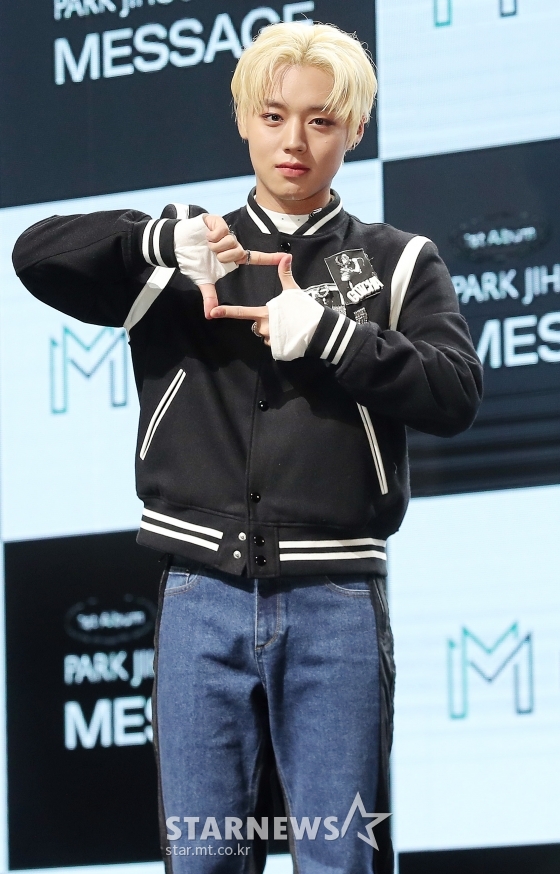 가수 박지훈이 4일 오후 서울 용산구 한남동 블루스퀘어에서 진행된 첫 번째 정규앨범 'MESSAGE (메세지)' 발매기념 쇼케이스에서 포즈를 취하고 있다. / 사진=김창현 기자 chmt@