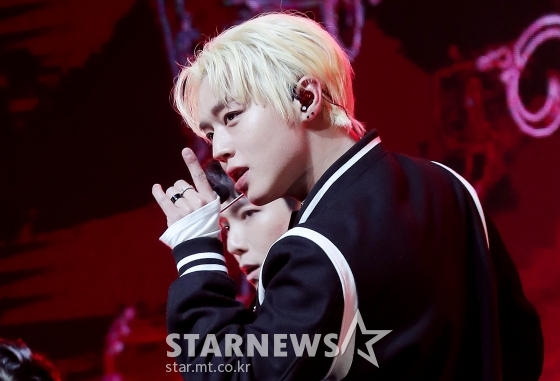 가수 박지훈이 4일 오후 서울 용산구 한남동 블루스퀘어에서 진행된 첫 번째 정규앨범 'MESSAGE (메세지)' 발매기념 쇼케이스에서 멋진 무대를 선보이고 있다. / 사진=김창현 기자 chmt@