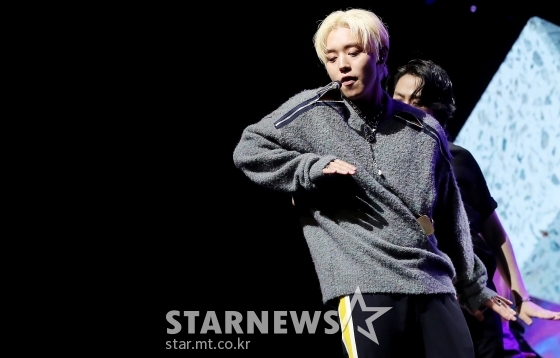 가수 박지훈이 4일 오후 서울 용산구 한남동 블루스퀘어에서 진행된 첫 번째 정규앨범 'MESSAGE (메세지)' 발매기념 쇼케이스에서 멋진 무대를 선보이고 있다. / 사진=김창현 기자 chmt@
