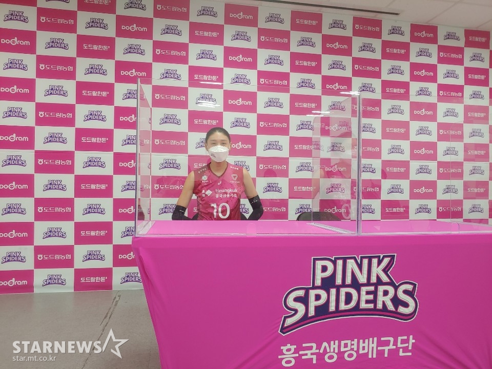 흥국생명 김연경이 7일 인천 IBK기업은행전 승리 후 수훈선수 인터뷰를 하고 있다. /사진=한동훈 기자