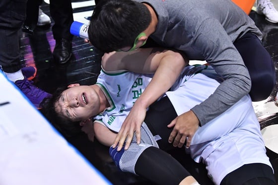11일 삼성전에서 고통을 호소하는 배강률(왼쪽). /사진=KBL 제공
