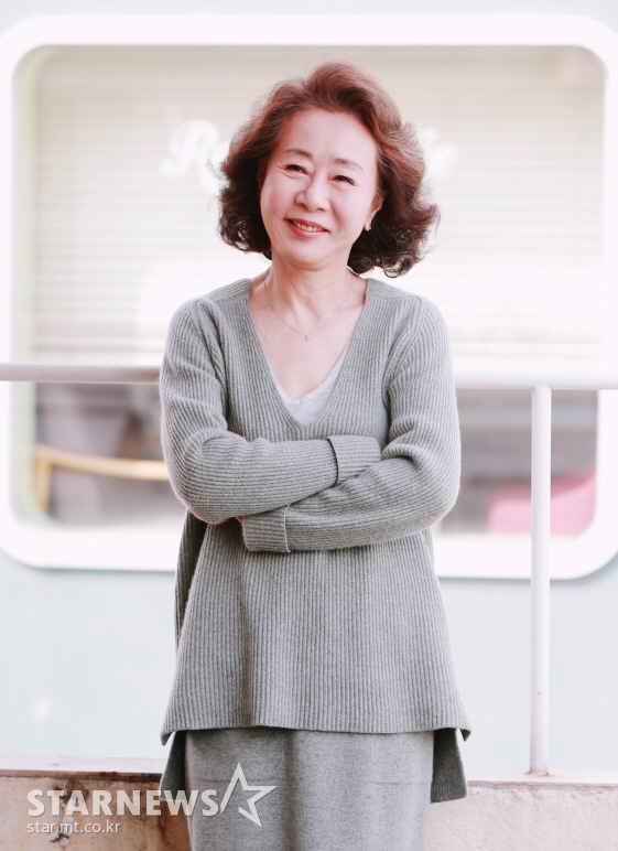 윤여정이 미국 독립영화 시상식 고섬어워드에서 '미나리'로 최우수여자배우상 후보에 올랐다.