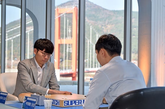 신진서 9단(왼쪽). /사진=한국기원 제공
