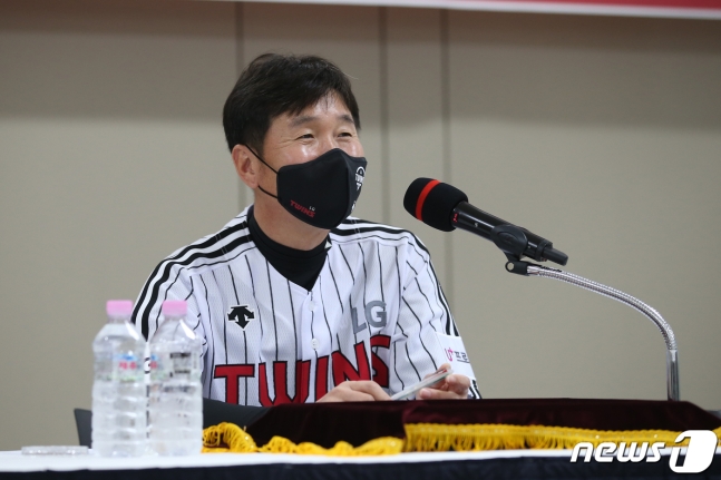 19일 취임 기자회견에서 웃으며 이야기를 하고 있는 류지현 LG 감독. /사진=뉴스1(LG 트윈스 제공)