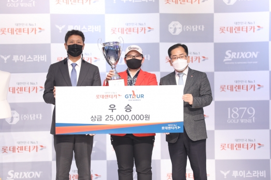 ‘2020 롯데렌터카 GTOUR 여자대회 챔피언십 결선 시상식에서 (왼쪽부터) 골프존 박강수 대표이사, 우승자 정선아, 롯데렌터카 김경봉 상무가 기념 촬영을 하고 있다.