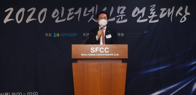 최정식 한국인터넷신문협회 산하 i-어워드위원회 위원장이 심사총평을 하고 있다. /사진=한국인터넷신문협회 제공
