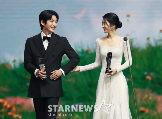 배우 이준기, 서예지가 28일 마이뮤직테이스트로 방송된 2020 Asia Artist Awards(2020 아시아 아티스트 어워즈, 2020 AAA)에서 배우 부문 베스트 아티스트상을 수상하기 위해 무대로 들어서고 있다.스타뉴스가 주최하고 AAA 조직위원회가 주관하는 AAA는 어디에서도 보지 못했던 새로운 무대를 선보이며 전 세계 팬들의 눈과 귀를 사로잡아 명실상부 NO.1 글로벌 시상식으로 거듭났다./사진=이동훈 기자