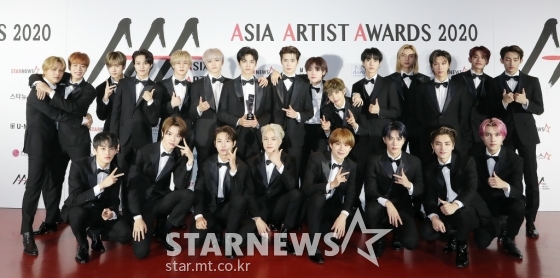 그룹 NCT가 28일 마이뮤직테이스트에서 중계된 2020 Asia Artist Awards(2020 아시아 아티스트 어워즈, 2020 AAA)에서 'AAA 올해의 앨범' 상을 수상한 뒤 포즈를 취하고 있다.스타뉴스가 주최하고 AAA 조직위원회가 주관하는 AAA는 어디에서도 보지 못했던 새로운 무대를 선보이며 전 세계 팬들의 눈과 귀를 사로잡아 명실상부 NO.1 글로벌 시상식으로 거듭났다./사진=김창현 기자