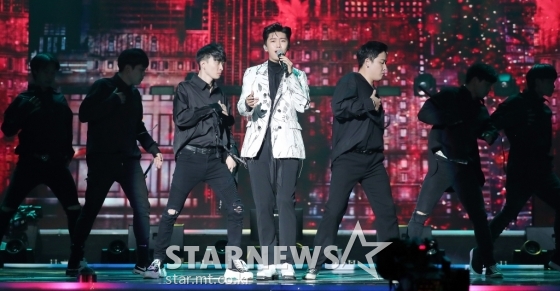 가수 임영웅이 28일 마이뮤직테이스트에서 중계된 2020 Asia Artist Awards(2020 아시아 아티스트 어워즈, 2020 AAA)에서 멋진 무대를 선보이고 있다.스타뉴스가 주최하고 AAA 조직위원회가 주관하는 AAA는 어디에서도 보지 못했던 새로운 무대를 선보이며 전 세계 팬들의 눈과 귀를 사로잡아 명실상부 NO.1 글로벌 시상식으로 거듭났다./사진=김창현 기자