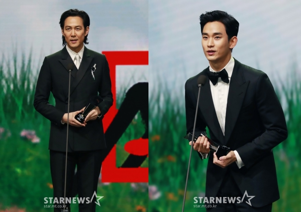 배우 이정재와 김수현이 28일 마이뮤직테이스트로 동시 방송된 2020 Asia Artist Awards(2020 아시아 아티스트 어워즈, 2020 AAA)에서 영화 부문 올해의 배우상을 수상한 뒤 소감을 말하고 있다.스타뉴스가 주최하고 AAA 조직위원회가 주관하는 AAA는 어디에서도 보지 못했던 새로운 무대를 선보이며 전 세계 팬들의 눈과 귀를 사로잡아 명실상부 NO.1 글로벌 시상식으로 거듭났다./사진=이동훈 기자