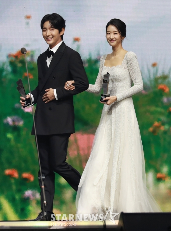 배우 이준기, 서예지가 28일 마이뮤직테이스트로 방송된 2020 Asia Artist Awards(2020 아시아 아티스트 어워즈, 2020 AAA)에서 배우 부문 베스트 아티스트상을 수상하기 위해 무대로 들어서고 있다.스타뉴스가 주최하고 AAA 조직위원회가 주관하는 AAA는 어디에서도 보지 못했던 새로운 무대를 선보이며 전 세계 팬들의 눈과 귀를 사로잡아 명실상부 NO.1 글로벌 시상식으로 거듭났다./사진=이동훈 기자