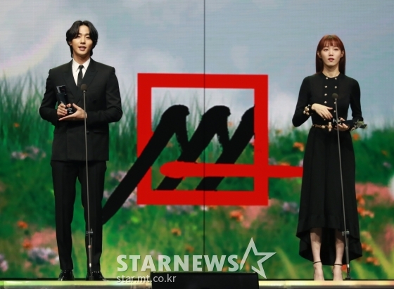배우 안효섭, 이성경이 28일 마이뮤직테이스트로 방송된 2020 Asia Artist Awards(2020 아시아 아티스트 어워즈, 2020 AAA)에서 베스트 액터상을 수상한 뒤 소감을 말하고 있다.스타뉴스가 주최하고 AAA 조직위원회가 주관하는 AAA는 어디에서도 보지 못했던 새로운 무대를 선보이며 전 세계 팬들의 눈과 귀를 사로잡아 명실상부 NO.1 글로벌 시상식으로 거듭났다./사진=이동훈 기자