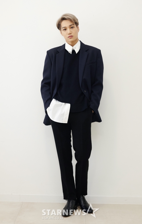 엑소 카이가 30일 오전 온라인 생중계로 진행된 첫 솔로앨범 'KAI' 기자간담회에 앞서 포즈를 취하고 있다. /사진제공=SM엔터테인먼트