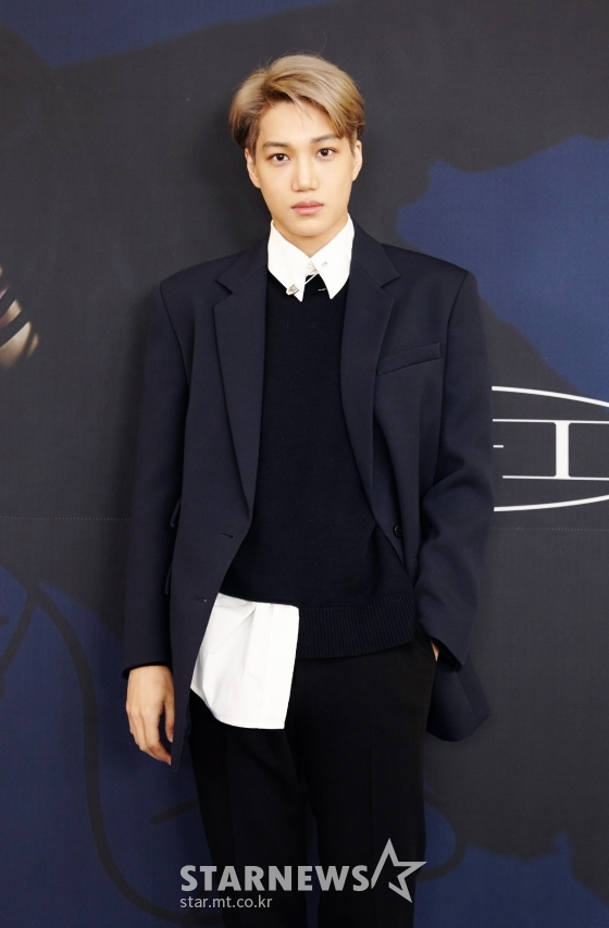 엑소 카이가 30일 오전 온라인 생중계로 진행된 첫 솔로앨범 'KAI' 기자간담회에 앞서 포즈를 취하고 있다. /사진제공=SM엔터테인먼트