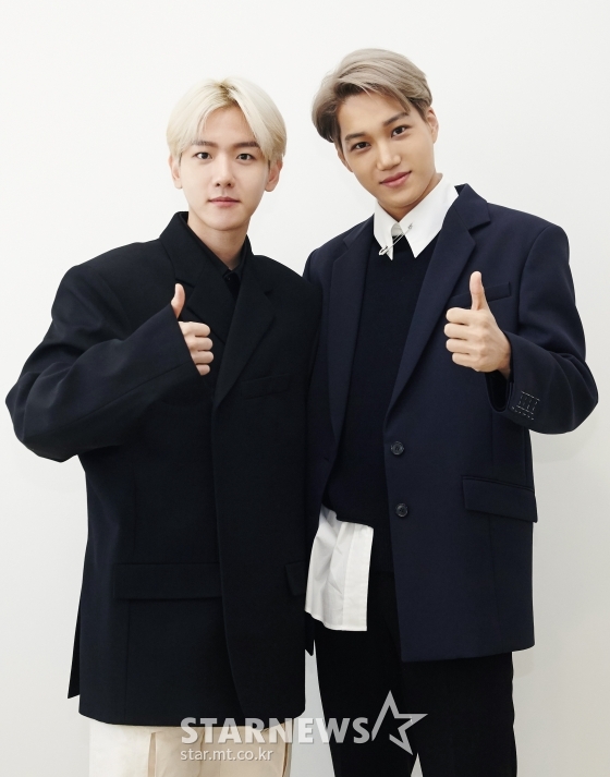 엑소 카이가 30일 오전 온라인 생중계로 진행된 첫 솔로앨범 'KAI' 기자간담회에 앞서 멤버 백현과 포즈를 취하고 있다. /사진제공=SM엔터테인먼트