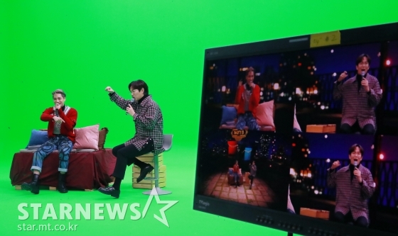네이버 NOW. 음악쇼 'PARTY B' 출연자 엑소 카이(왼쪽)과 장성규가 생방송에 임하고 있는 모습 /사진=이동훈 기자