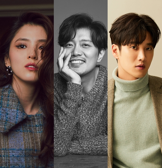 넷플릭스 오리지널 시리즈 '언더커버'에 출연하는 한소희와 박희순, 안보현. '언더커버'는 스태프 중 코로나19 확진자와 동선이 겹치는 사람이 있어 촬영을 중단했다.